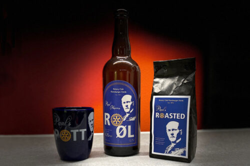 Das Bild zeigt die drei Artikel aus Paul's Collection, Kaffeebecher, Bierflasche und Kaffeetüte.